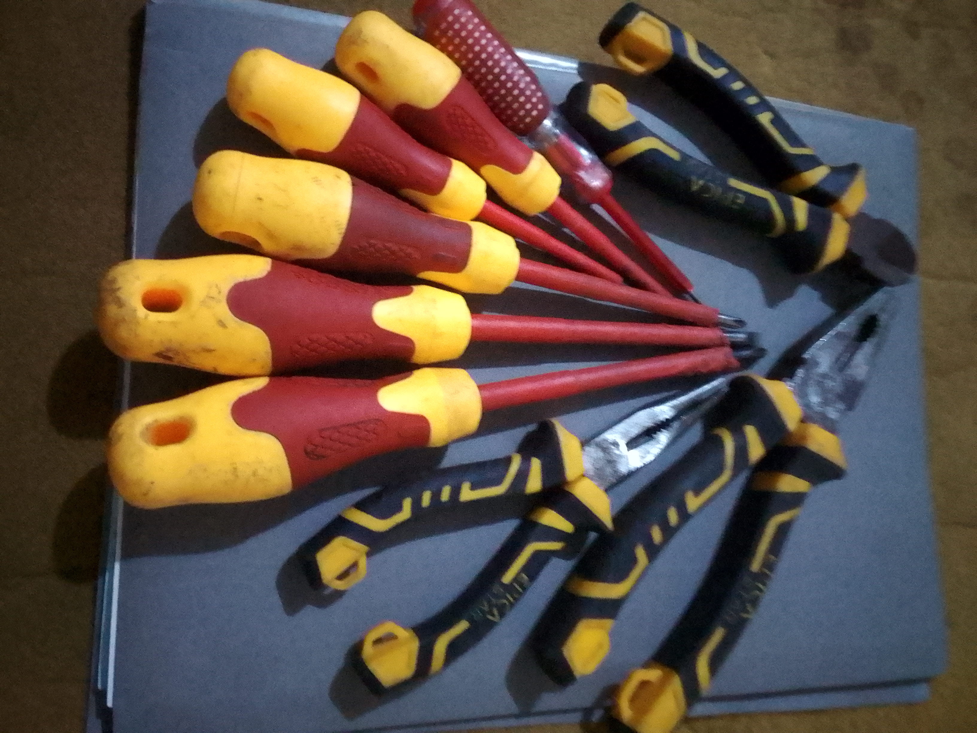 Lot de pince et tourne vis