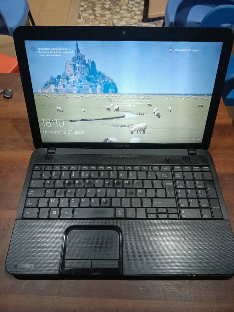 Ordinateur portable Toshiba de six Gigas de Ram de trois cent gigas de disque dur avec Windows dix installé